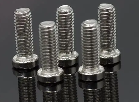 Nguyên nhân gây ra sự đổi màu ở ốc vít bằng thép không gỉ?